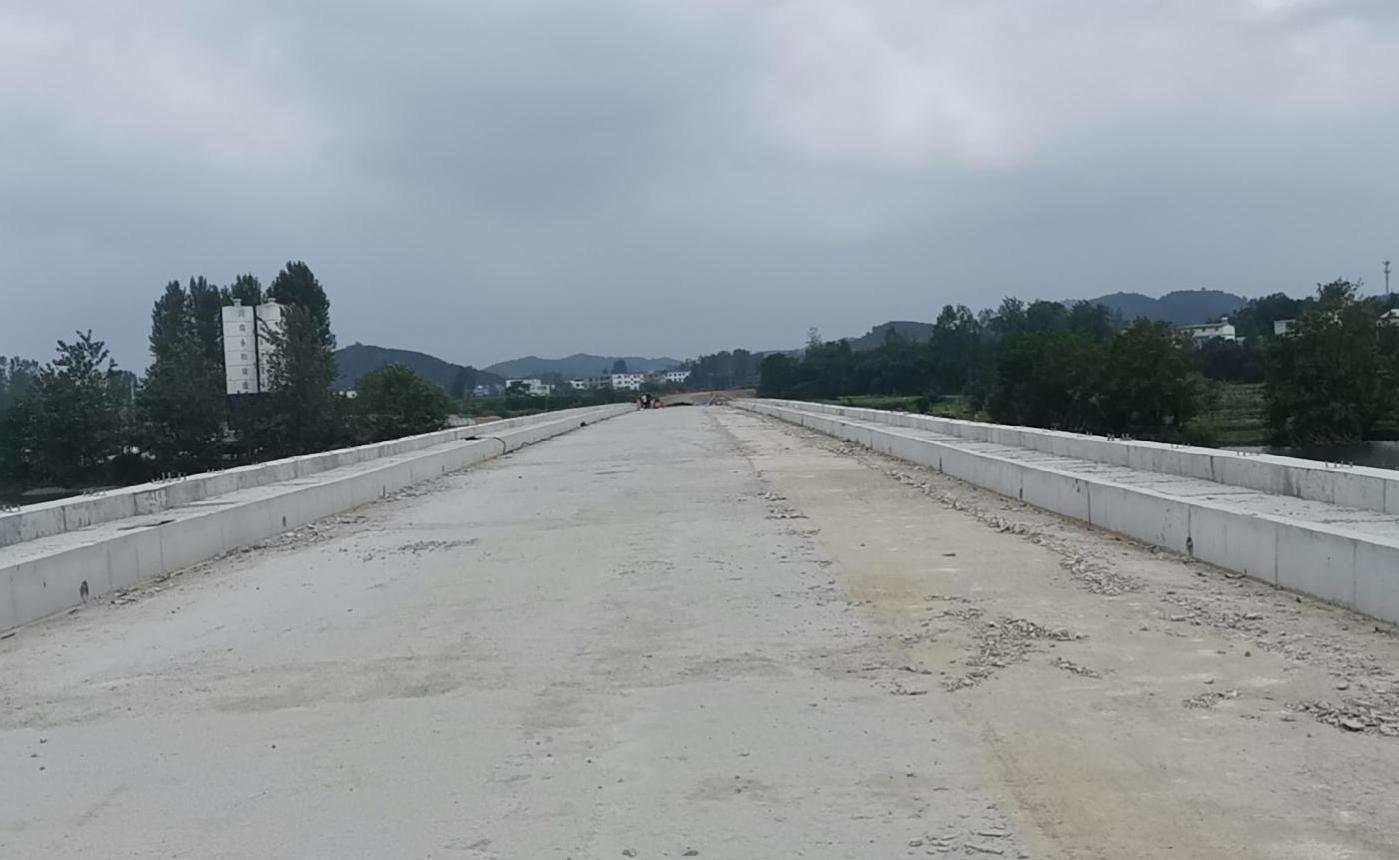 迎難而上?？⒐?鼓足干勁再出發(fā)——集團(tuán)董事長孔德穩(wěn)對河川西橋工程進(jìn)行檢查指導(dǎo)