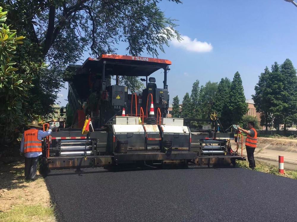 頂烈日踏高溫丨永和建設(shè)集團全力推進平礦路項目升級改造